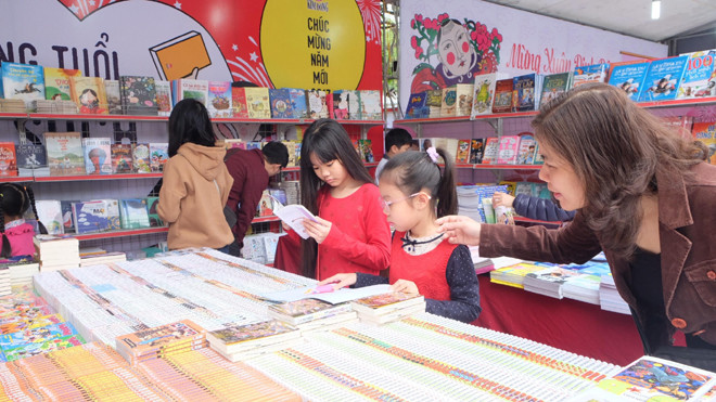 Nhiều em nhỏ say mê xem sách