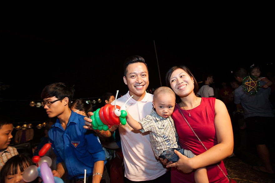 Tuấn Hưng phá cỗ trung thu cùng trẻ nghèo bãi giữa sông Hồng.