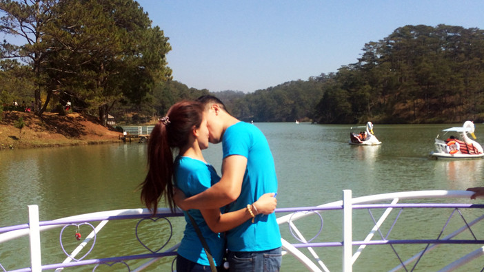 Trao nhau nụ hôn say đắm trên cầu khóa tình yêu