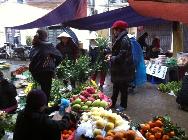 Hoa tươi, các loại hoa quả bắt đầu tăng giá. Ảnh Đỗ Hợp