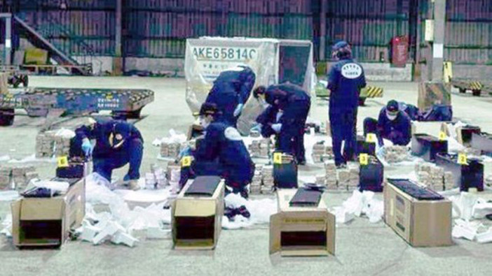 Lực lượng an ninh sân bay soi máy chiếu phát hiện kiện hàng có chứa khẩu súng. Ảnh minh họa