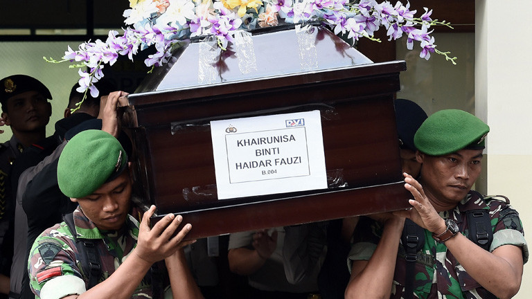 Lính Indonesia khiêng quan tài mang thi thể nữ tiếp viên hàng không Khairunisa Haidar Fauzi. Ảnh: CNA