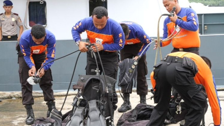 Các thợ lặn ở cảng Kumai chuẩn bị tìm kiếm thi thể nạn nhân và mảnh vỡ máy bay QZ8501. Ảnh: Channel News Asia.