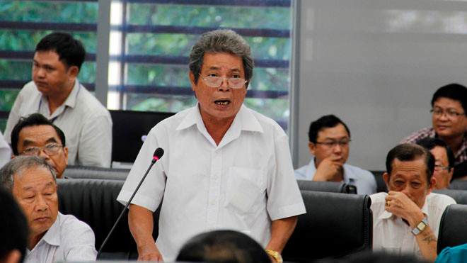 Cử tri Văn Đức Xuân (phường Khuê Mỹ, quận Ngũ Hành Sơn) yêu cầu thành phố trả lời thời gian mở lối xuống biển cho người dân tại cuộc họp. Ảnh: Thanh Trần. 