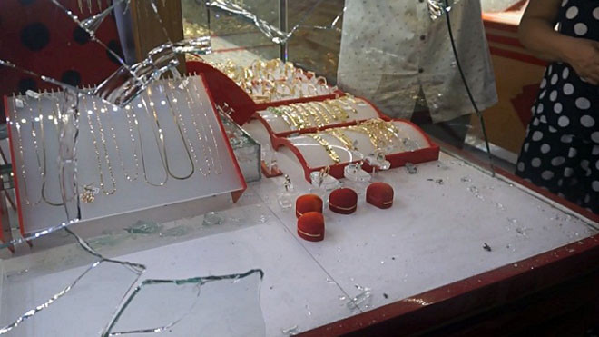 Ảnh hiện trường tủ kính bị đập vỡ. 