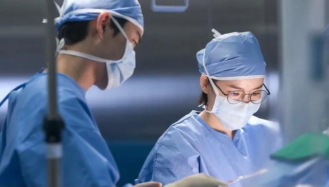 Tại sao bác sĩ trong phòng mổ lại mặc áo màu xanh thay vì màu trắng?