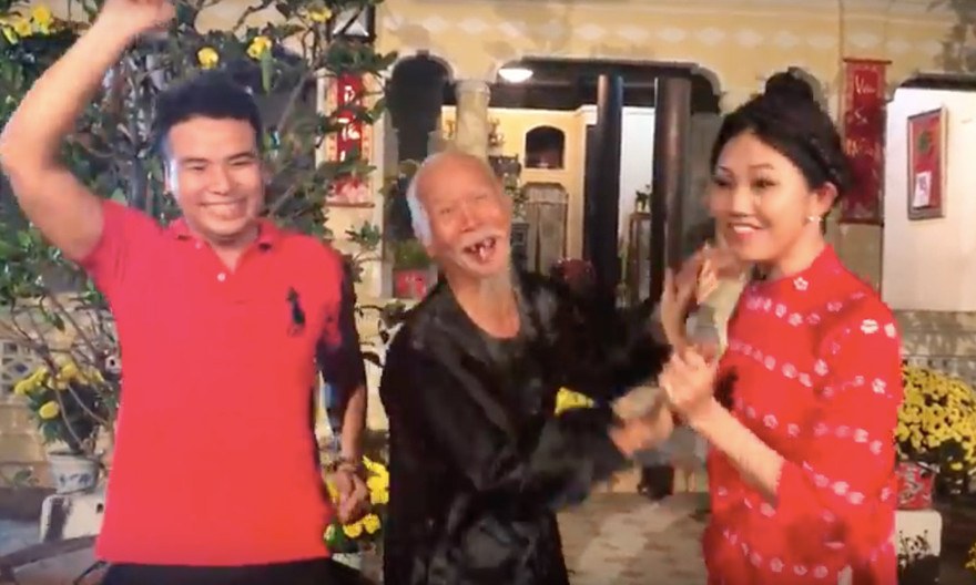 Á hậu Thanh Tú hò hét ăn mừng U23 Việt Nam chiến thắng khi đang dẫn chương trình.