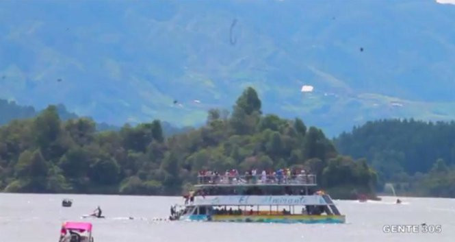 Radio Thế giới 24h: Chìm tàu du lịch chở hơn 150 người