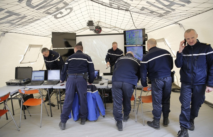 Các chuyên viên hàng không lập trạm kỹ thuật gần nơi máy bay số hiệu 4U9525 gặp nạn