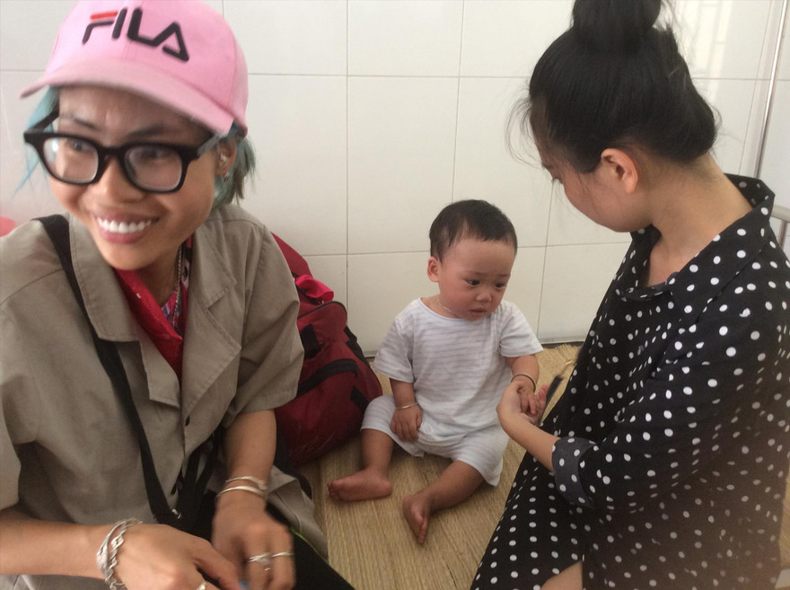 Bella (bìa trái) và con trai tại Trung tâm Bảo trợ Xã hội 1 hôm 3/7. Ảnh: VK