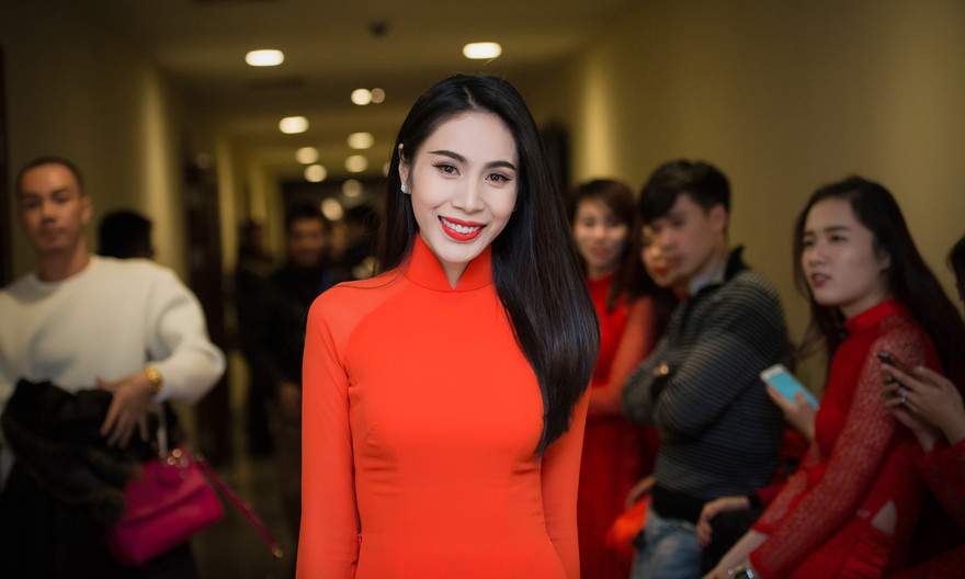 Thủy Tiên xinh đẹp 'chạy show' sau đám cưới tiền tỷ