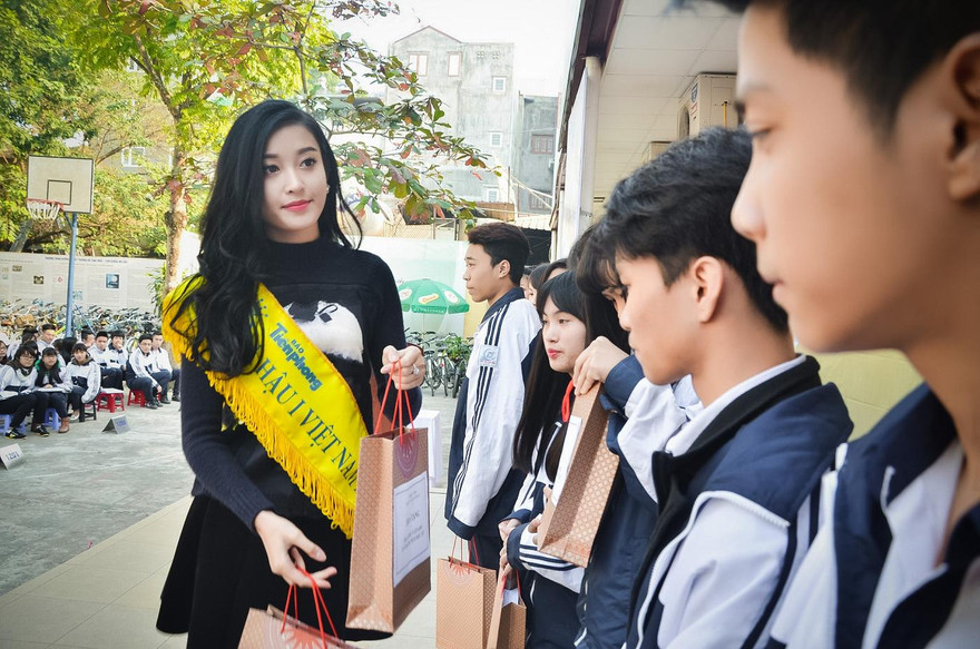 Á hậu Huyền My trao học bổng cho các học sinh trường THPT Hồ Tùng Mậu.