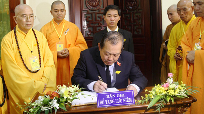 Phó Thủ tướng Trương Hòa Bình ghi sổ tang tại buổi viếng hòa thượng Thích Chơn Thiện. Ảnh: baochinhphu.vn 