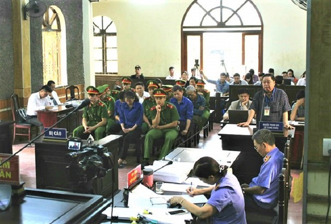 Phiên tòa xét xử vụ gian lận điểm thi tại Sơn La. Hiện vụ án đã được trả hồ sơ yêu cầu điều tra bổ sung.