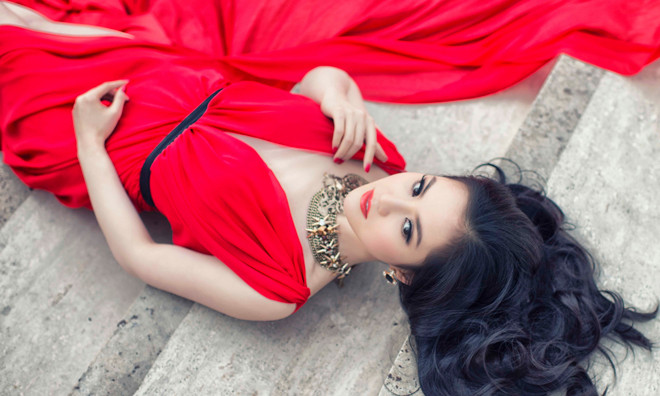 Tristine Trâm Bùi khoe đường cong với đầm dạ hội đỏ rực