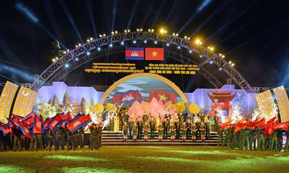 ĩ quan trẻ Việt Nam - Campuchia giao lưu tại đêm dạ hội thanh niên quân đội Việt Nam - Campuchia với chủ đề "Chung dòng Mê Kông - Nghĩa tình sâu nặng". Ảnh: XUÂN CƯỜNG.