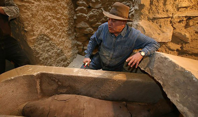 Zahi Hawass bên cạnh một chiếc quách cổ.