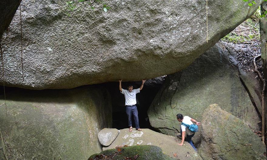 Một trong lối vào Hang Ba Tầng.