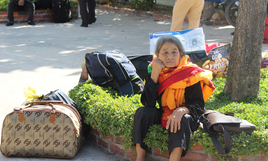 Cụ Nguyễn Thị Tỉnh đang chờ nhận hành lý.