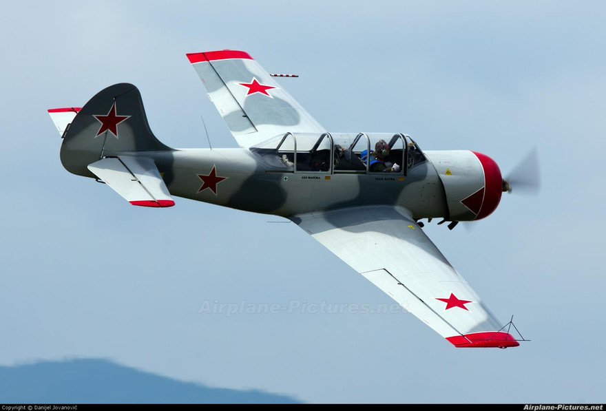 Vì sao các phi công Su phải huấn luyện trên máy bay Yak-52?