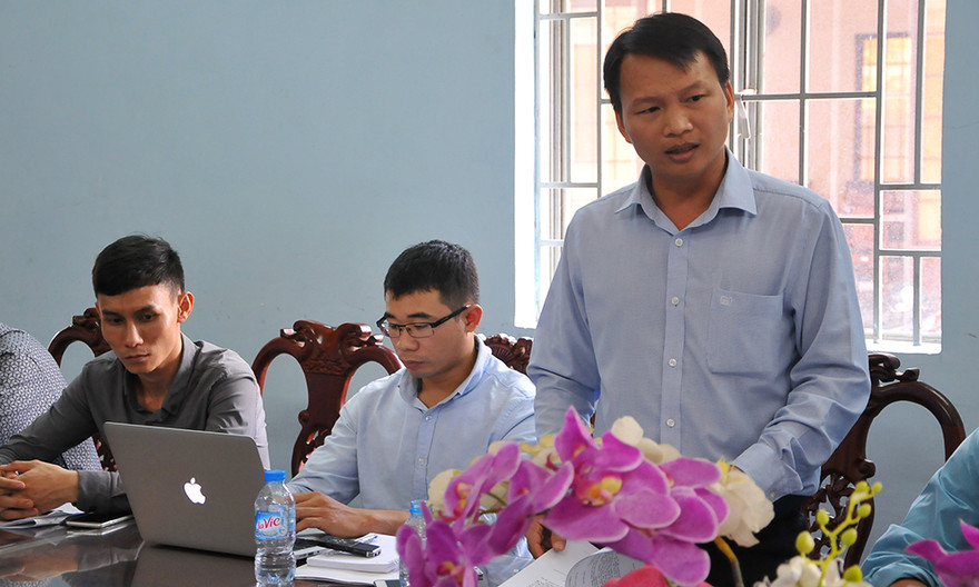 Ông Vũ Văn Luyến (đứng) xác nhận Cty cưa, ủi cây để kịp tiến độ giải phóng mặt bằng.