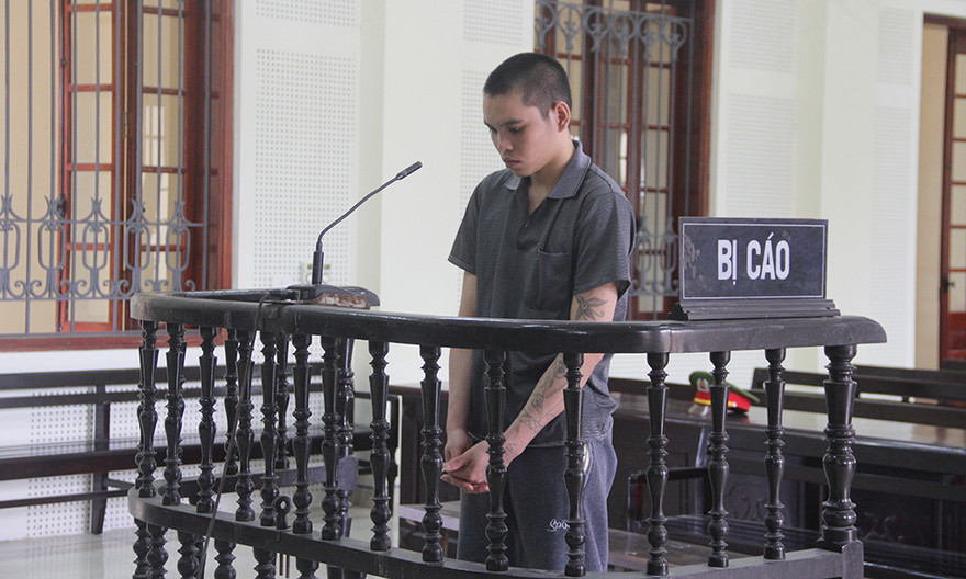 Đối tượng Vi Văn Dậu trước vành móng ngựa.