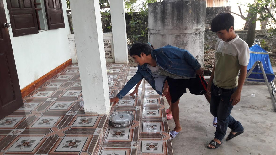 Nhiều người lại chạm tay vào điểm nóng để kiểm chứng.