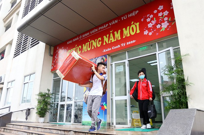 Sinh viên nhanh chóng di chuyển sang khu ở mới nhường chỗ cách ly cho người từ vùng dịch trở về