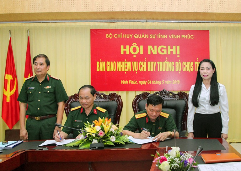 Ủy viên Trung ương Đảng, Bí thư Tỉnh ủy Vĩnh Phúc Hoàng Thị Thúy Lan và Thiếu tướng Phùng Sĩ Tấn, Tư lệnh Quân khu 2 chứng kiến lễ ký biên bản bàn giao. Ảnh báo Vĩnh Phúc 