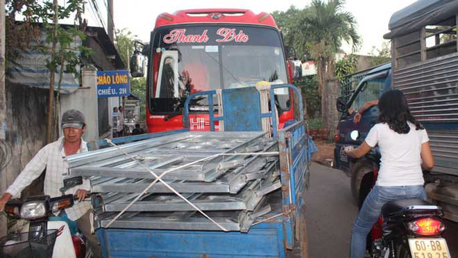 Xe cộ chen chúc, ùn ứ trên đường làng thuộc ấp Bàu Cá chiều 15-12