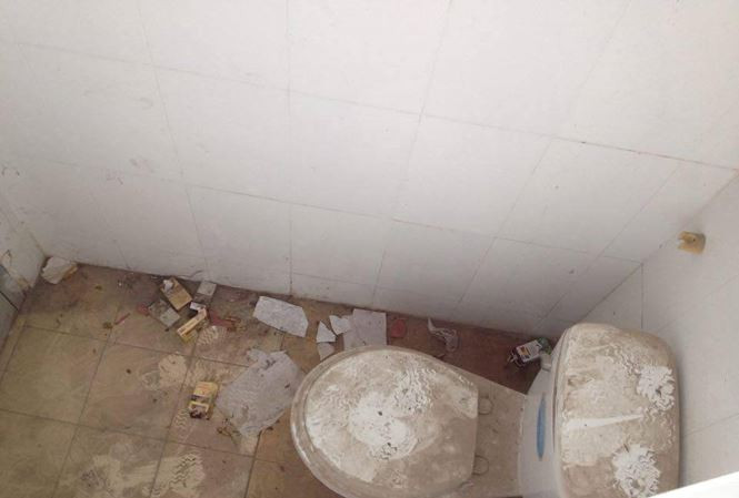 Nhà vệ sinh mà như bãi rác ở một trường học của Hà Nội