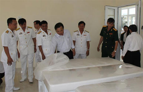 Các đại biểu tham quan phòng massage của trung tâm