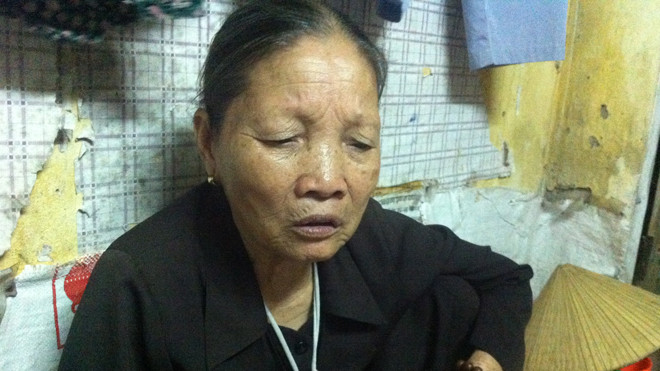 Bà Vân trong căn phòng ẩm thấp 16m2 sau một ngày mệt mỏi chăm con ở viện.