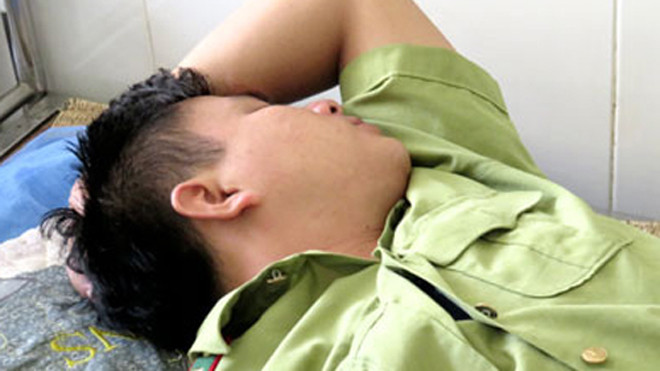 Cán bộ kiểm lâm bị đánh phải nhập viện điều trị.