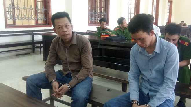  Hai bị cáo trước vòng móng ngựa 