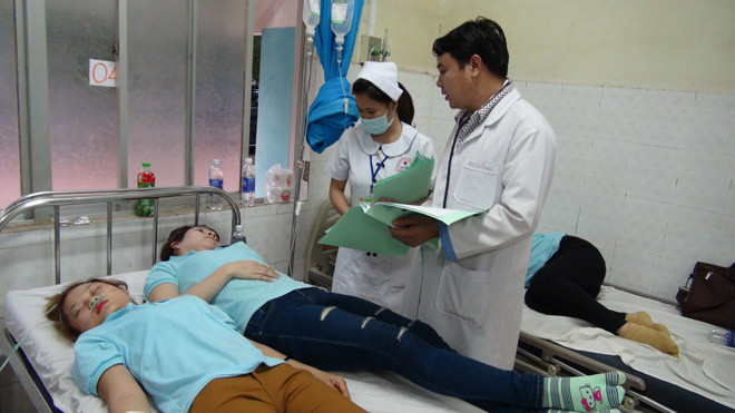 Công nhân nhập viện sau bữa ăn trưa. 