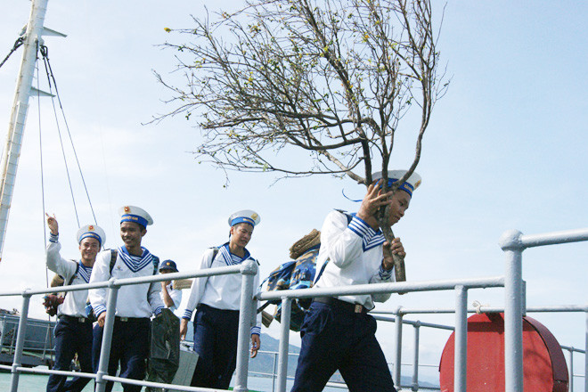 Trên mỗi chuyến tàu cuối năm mang Tết ra Trường Sa luôn không thể thiếu cành đào của đất liền.