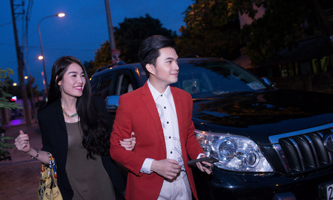 Nam Cường dùng xế hộp đắt tiền đưa đón Quế Vân đi dự tiệc.