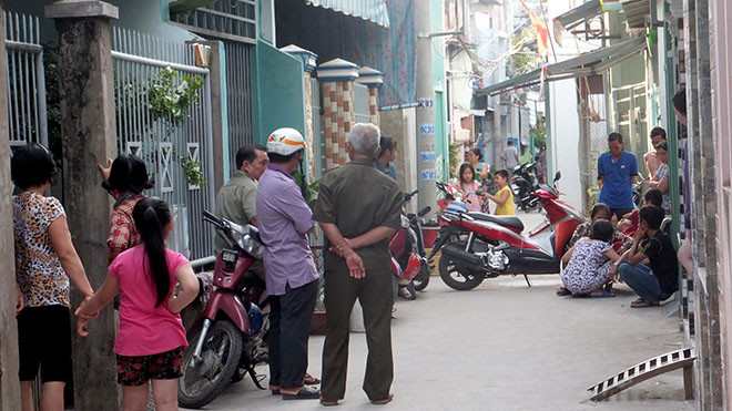 Người dân hiếu kỳ tập trung theo dõi.