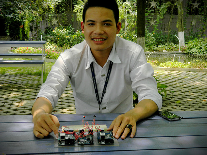 Nguyễn Quý Tú bên sản phẩm “ngôi nhà thông minh” của mình