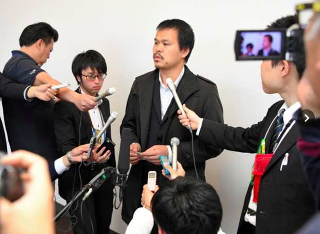 Ông Lê Anh Hào trả lời báo chí Nhật Bản. Ảnh: Asahi.