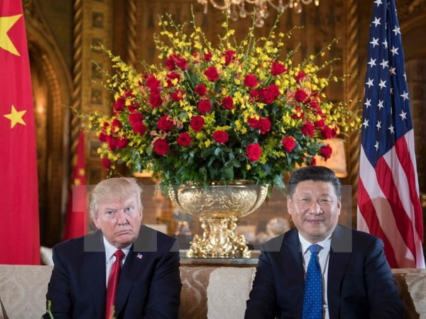 Tổng thống Mỹ Donald Trump (phải) tiếp Chủ tịch Trung Quốc Tập Cận Bình (trái) tại khu nghỉ dưỡng Mar-a-Lago ở West Palm Beach, bang Florida ngày 6/4. (Nguồn: AFP/TTXVN)