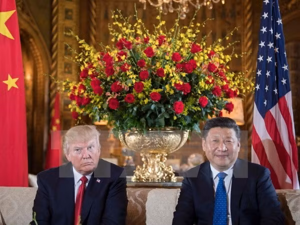 Tổng thống Mỹ Donald Trump (phải) tiếp Chủ tịch Trung Quốc Tập Cận Bình (trái) tại khu nghỉ dưỡng Mar-a-Lago ở West Palm Beach, bang Florida ngày 6/4. (Nguồn: AFP/TTXVN)