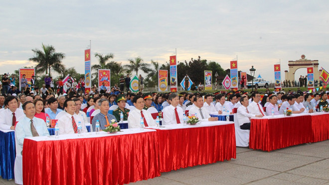 Lễ thượng cờ Thống nhất non sông ngày 30/4/2018 tại Di tích Quốc gia đặc biệt Đôi bờ Hiền Lương-Bến Hải. Ảnh: Đ.V