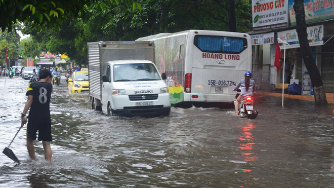  Nước ngập sâu trên đường Nguyễn Trung Trực