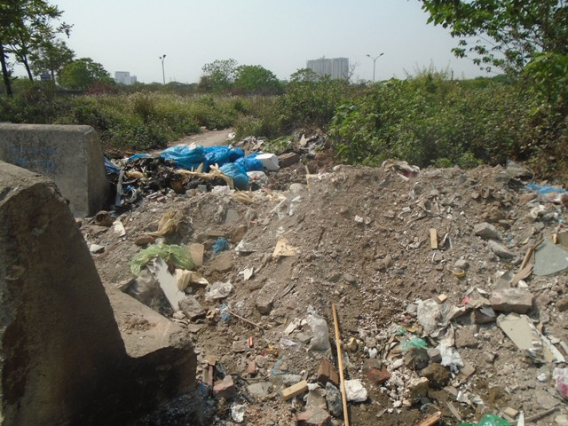 Nhiều bãi phế thải nằm "Trơ gan cùng tuế nguyệt" trên lối rẽ Đại học Thành Tây, quận Nam Từ Liêm, thành phố Hà Nội