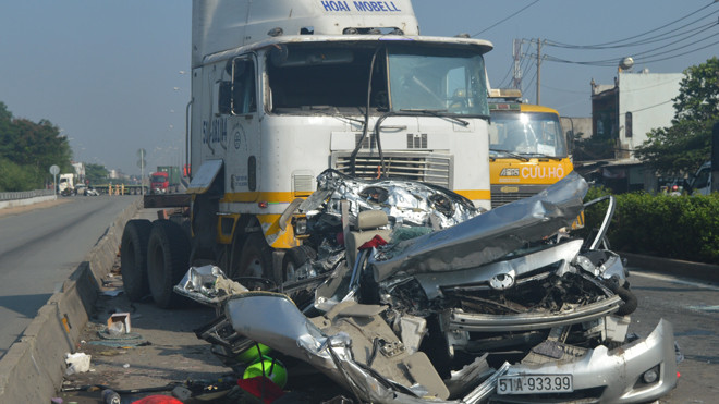 Chiếc xe đầu kéo chỉ còn 1 ngày nữa hết hạn đăng kiểm.