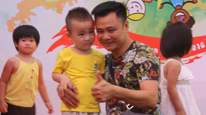 Sự có mặt của nghệ sĩ nhân dân Tự Long trong “Ngày hội mặt trời” được tổ chức sáng nay bởi trường mầm non song ngữ New Sun là một bất ngờ với các bé mầm non. 