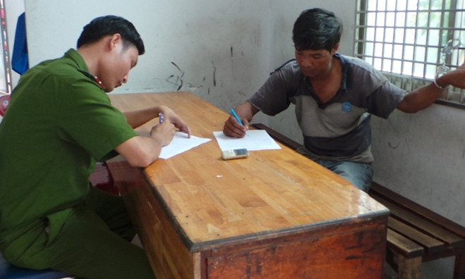Công an lấy lời khai tên trộm.