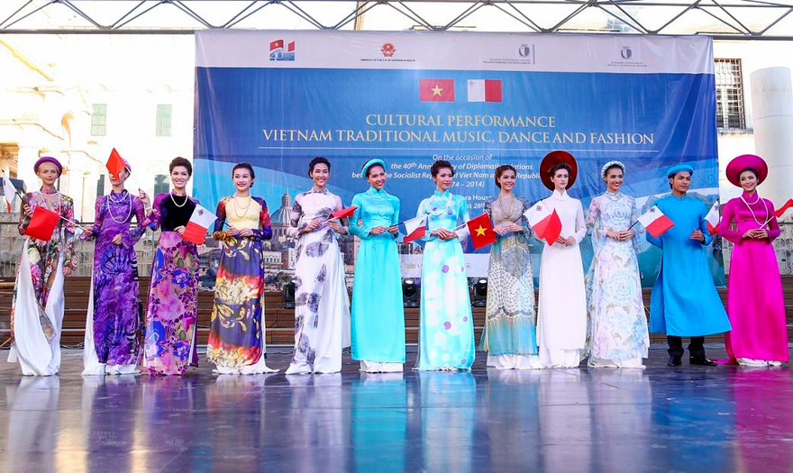 Dàn mẫu Việt thướt tha trình diễn áo dài ở Malta.